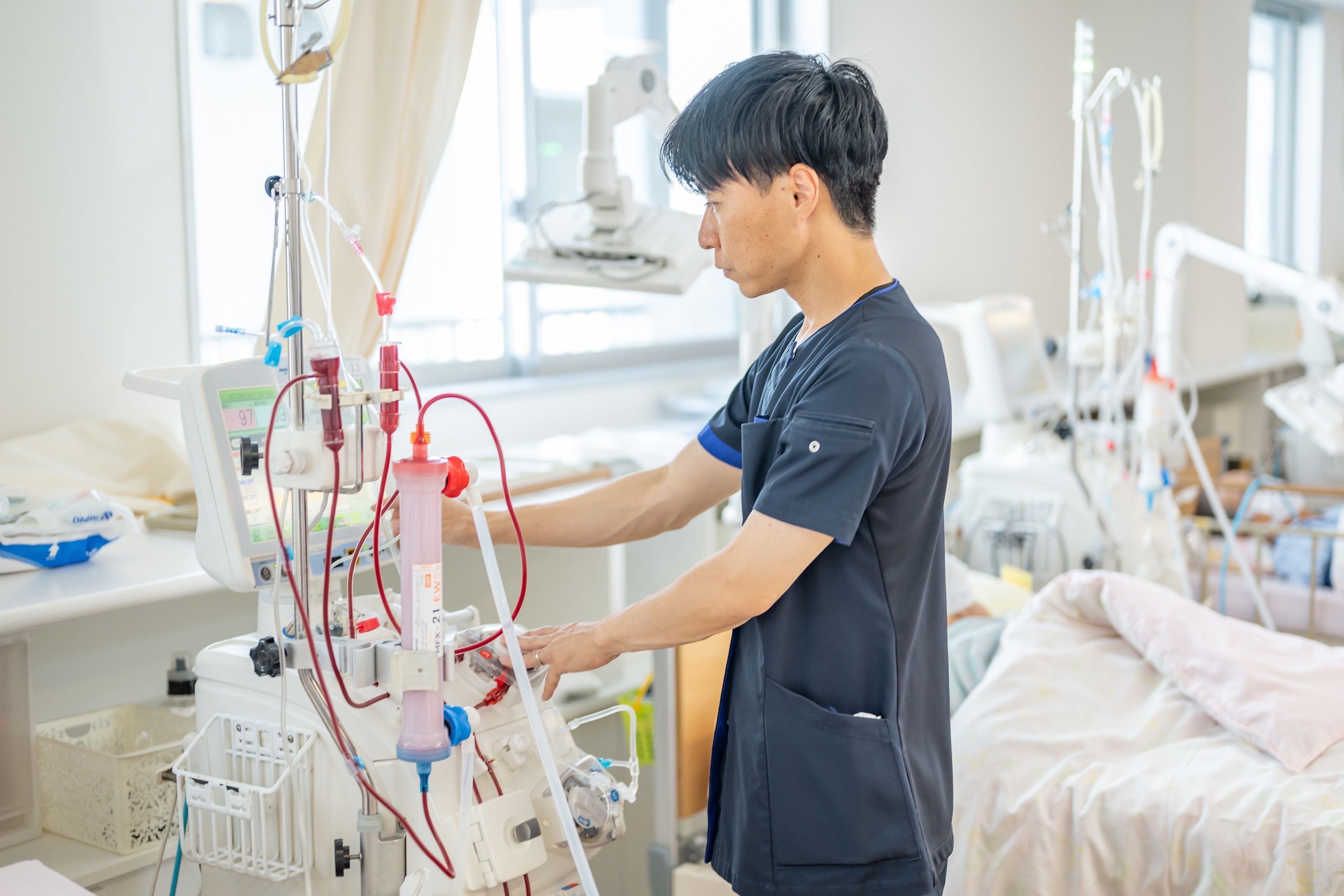 透析装置を確認するスタッフ