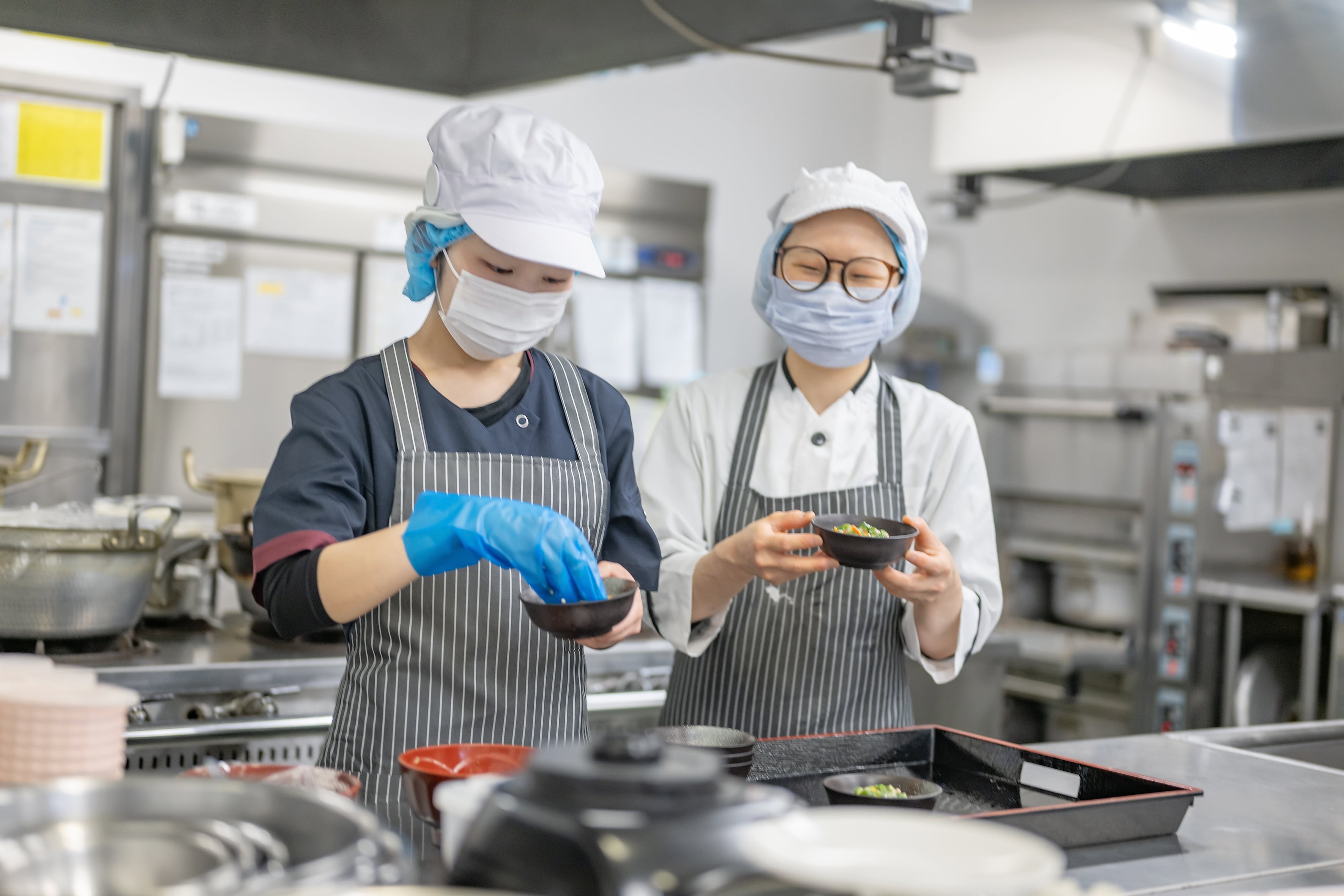 調理スタッフによる盛り付け作業